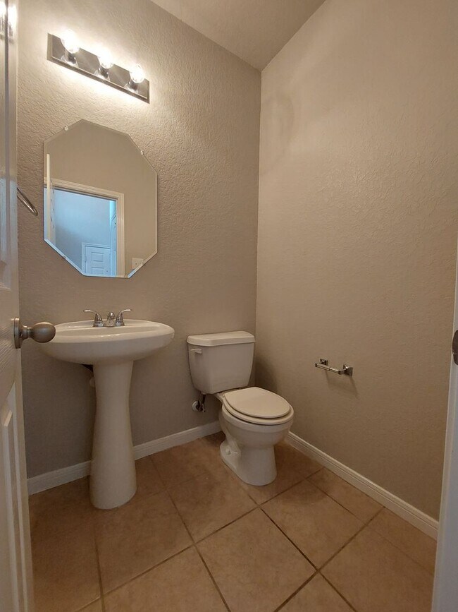 Building Photo - Lovely 4 Bedroom Home with Master Downstai...