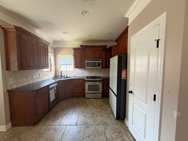 Building Photo - 617 Alder Ln