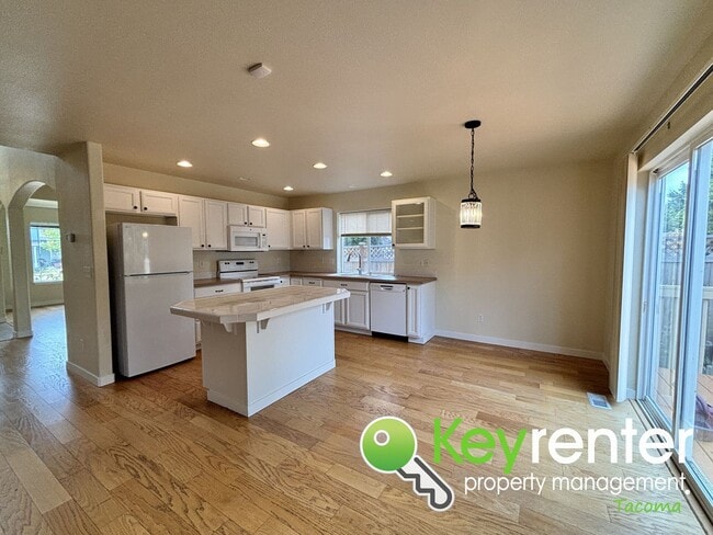 Building Photo - Newly Updated 5-Bedroom Home in Quiet Span...