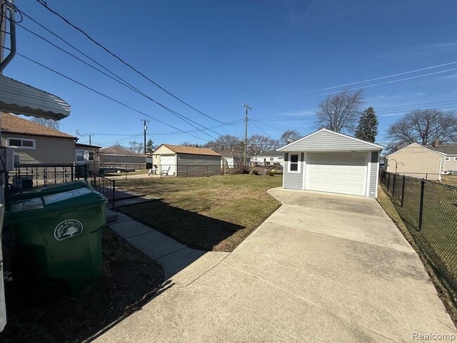 Building Photo - 29614 Rosslyn Ave