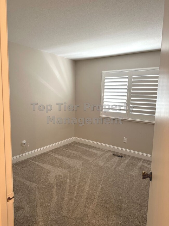 Building Photo - Beautiful 3 bed / 2 bath / 1,648 sqft hous...