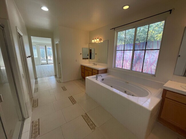 Building Photo - Spacious 4-Bedroom Home in Desirable Woodcrest, Riverside!