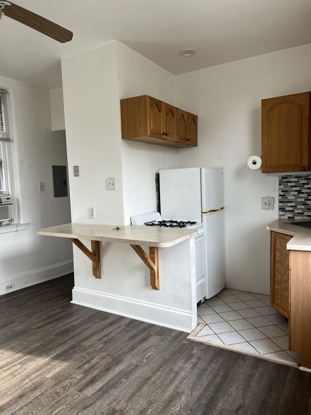 Kitchen - 105 E Gowen Ave