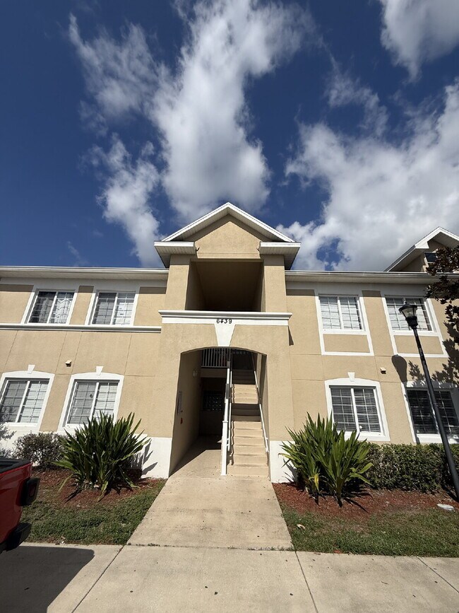 Building Photo - FIRST-FLOOR 3 BEDROOM CONDO IN VILLAGES OF BLOOMINGDALE!