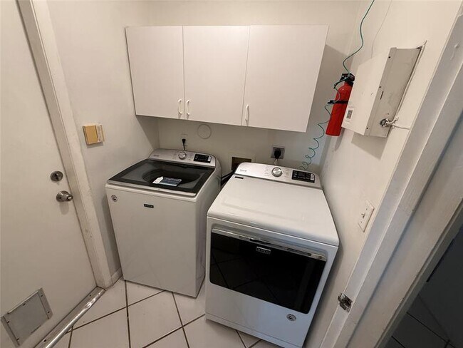 Building Photo - 2633 Bogota Ave