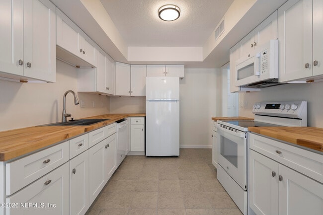 Building Photo - 9787 Sawgrass Dr E