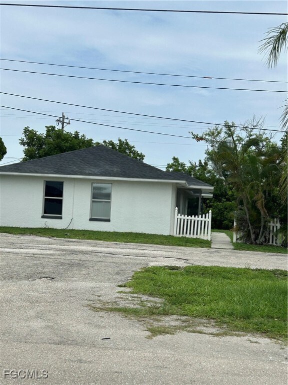 Building Photo - 953 NE Pine Island Ln