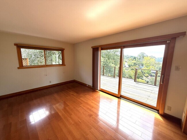Building Photo - SPACIOUS  FOUR BED / THREE BATH SAN RAFAEL...