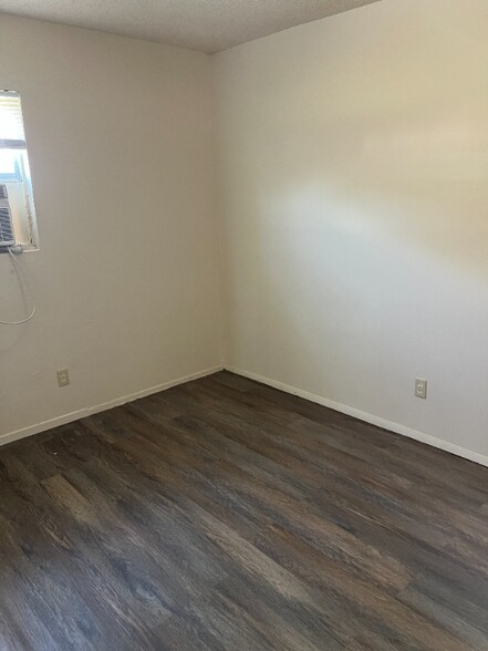 Building Photo - 705 Hall St