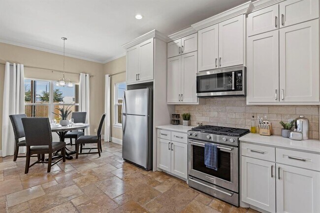 Building Photo - 2211 Silverbonnet St