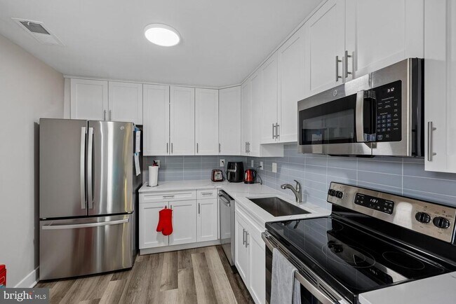 Building Photo - 2107 Fort Davis St SE