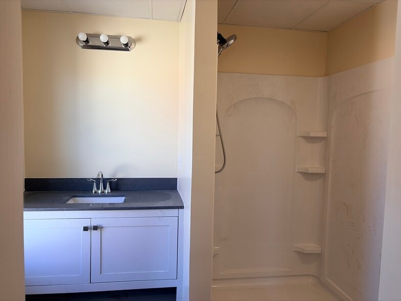 primary bathroom - 25 Elm St