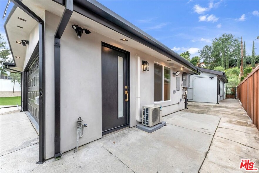 Building Photo - 5715 Oso Ave