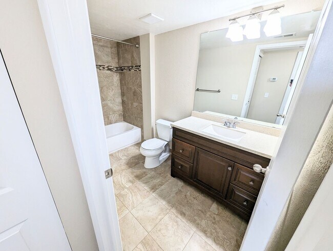 Building Photo - 2 Bed 1 Bath Condo Near Cherry Creek