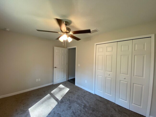 Building Photo - Custom Home - Desirable SE Ocala Neighborhood 3/2/2 **Won't Last**