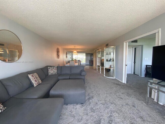 Building Photo - 535 Oaks Dr