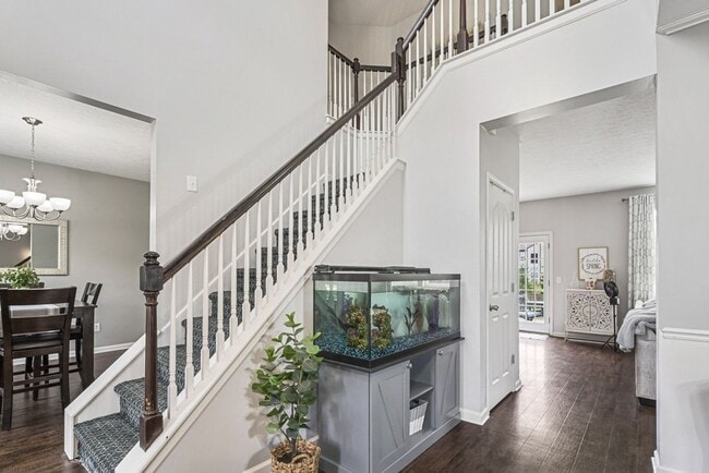 Primary Photo - Luxurious 4-Bedroom Furnished Home in West...