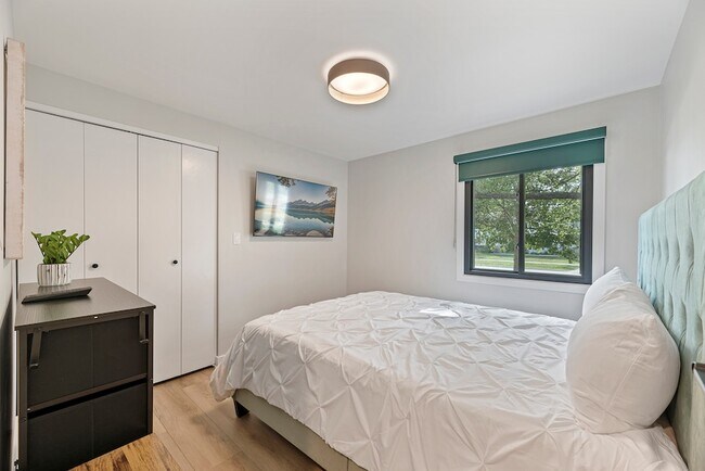 Building Photo - 208 W Hartford Dr