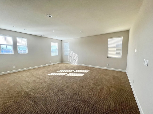 Building Photo - Elegant and Spacious Home with Pool & Park Views in Prime Roseville Location!