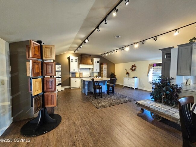 Building Photo - 341 N Market St