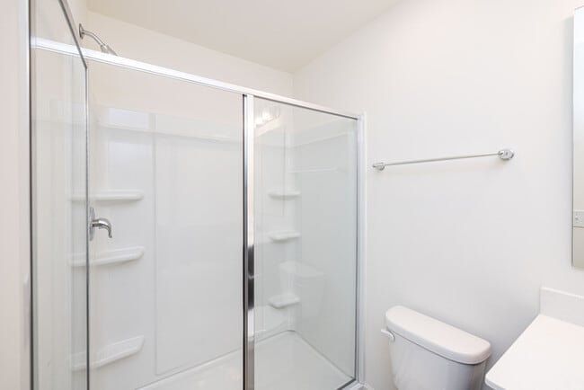 Building Photo - Three bedroom 2 1/2 bath corner unit townh...