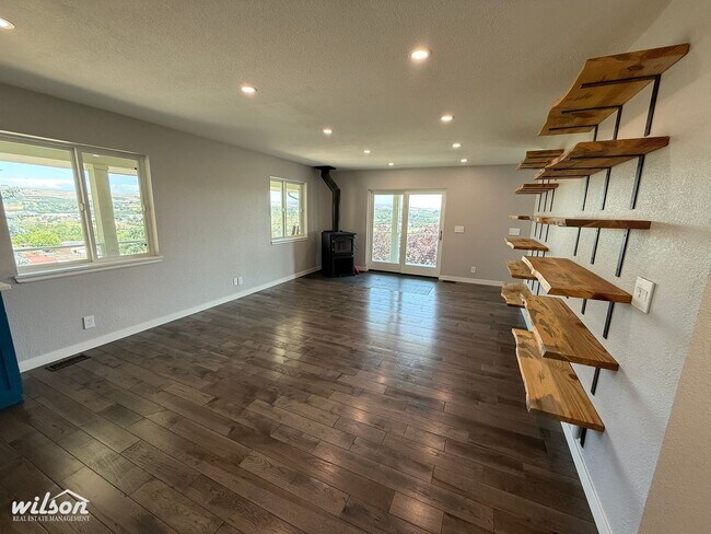 Building Photo - Remodeled 4bd/3ba Naches Home with Firepla...