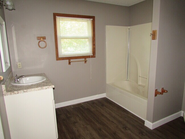 Building Photo - 3 Bedroom House Close to FLW -  New LVP Fl...