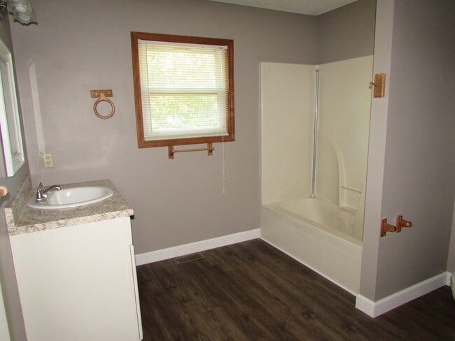 Building Photo - 3 Bedroom House Close to FLW -  New LVP Flooring May 2024!