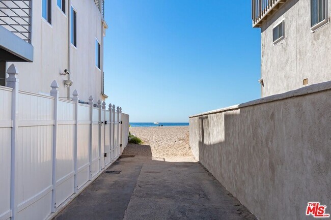 Building Photo - 122 Montreal St