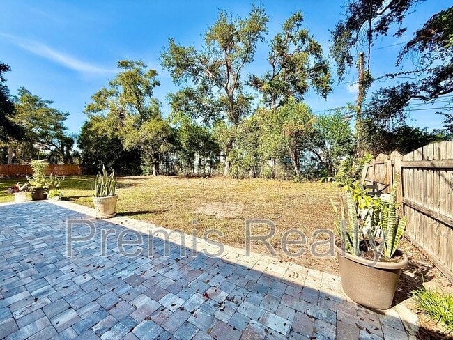 Building Photo - 2014 Pinehurst Dr