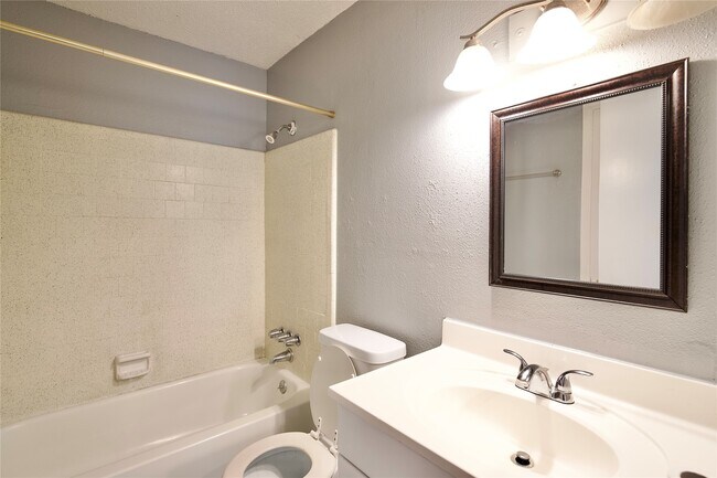 Building Photo - 10810 Parkland Woods Dr