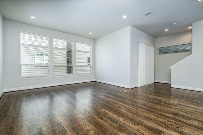 Building Photo - 3028 Charline