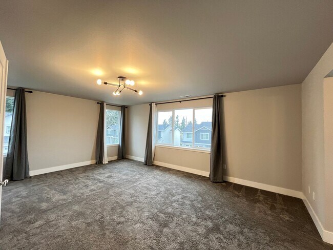 Building Photo - Beautiful and Newer 4 Bedroom 2.5 Bathroom Craftsman attached House close to the Columbia River! ...