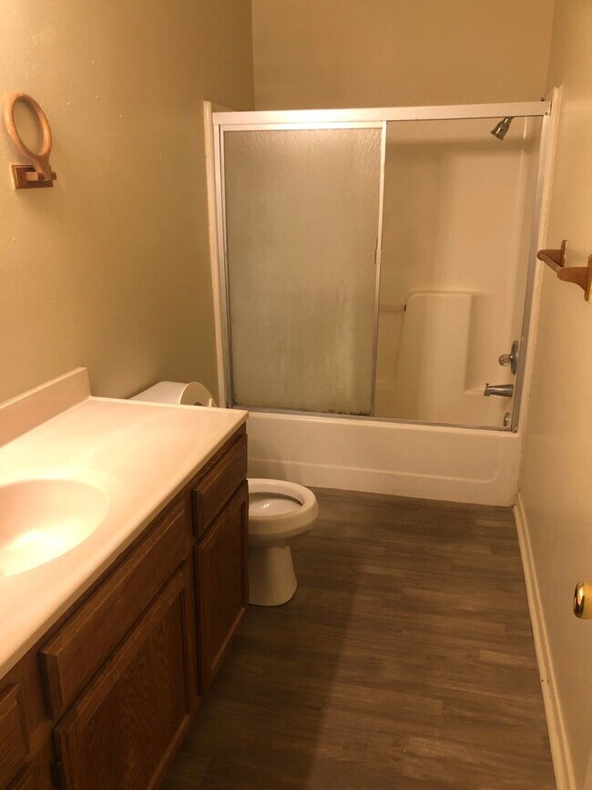 Building Photo - Cozy 4 Bed 2 Bath Home just off the west side of U of A Campus