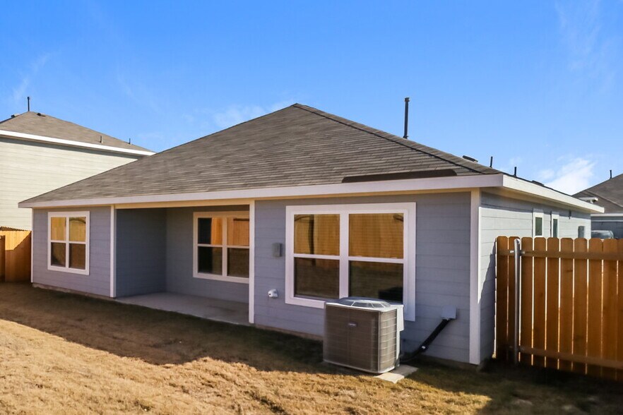 Building Photo - 1313 Woodwinds Dr