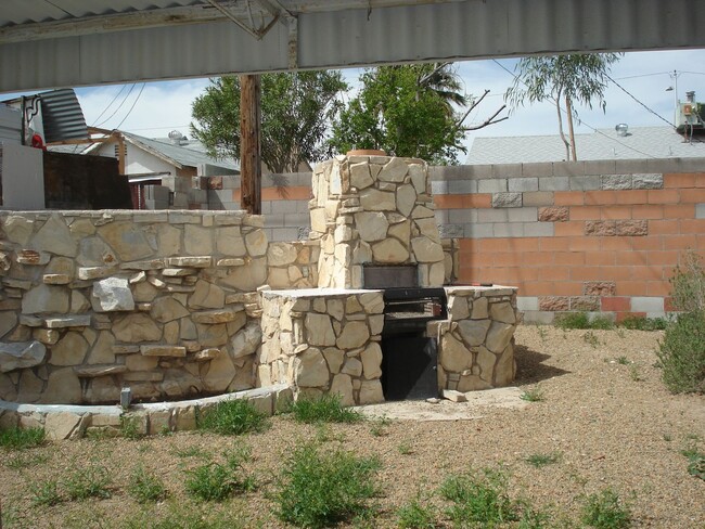 Building Photo - **COMING SOON** HOME WITH SPARKLING POOL!