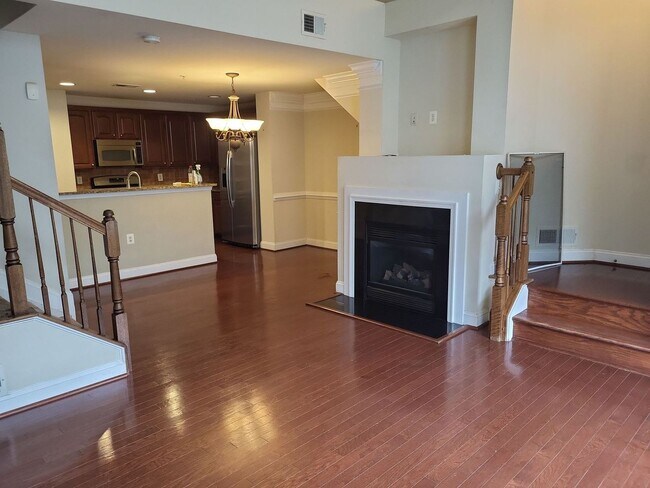 Building Photo - Fantastic 2 Bed 2.5 Bath Interior Townhome...