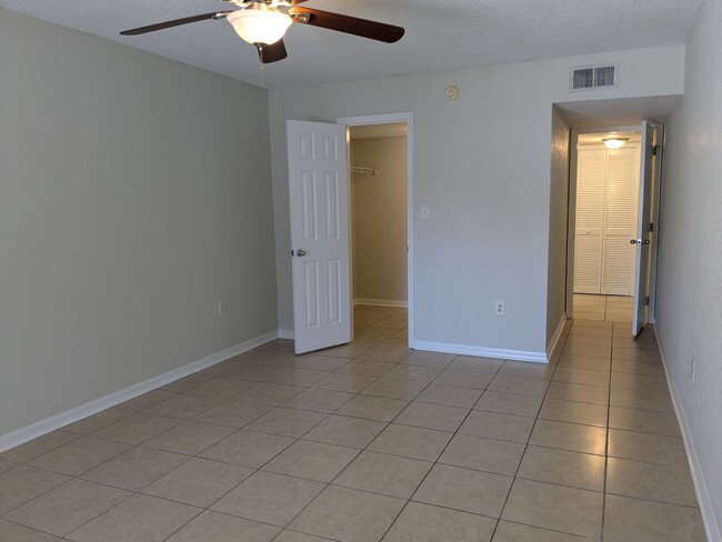 Building Photo - First Floor 1 Bedroom, 1 Bathroom Condo in...