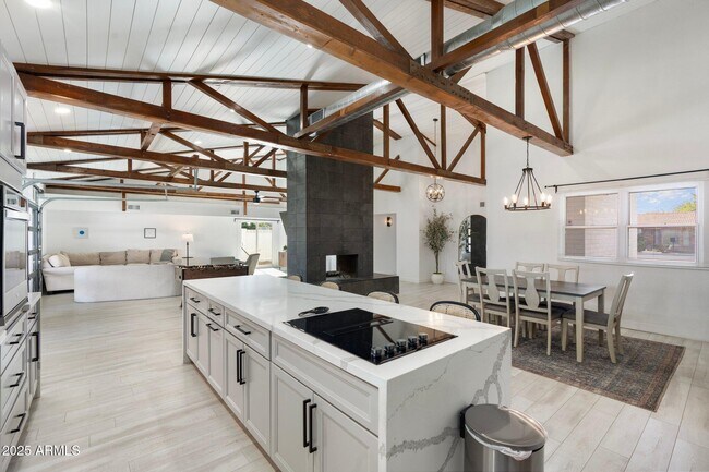 Building Photo - 1759 N Spring Cir