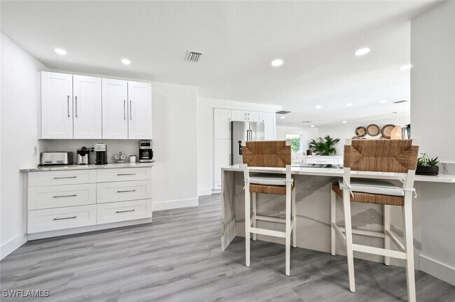 Building Photo - 646 Park Shore Dr