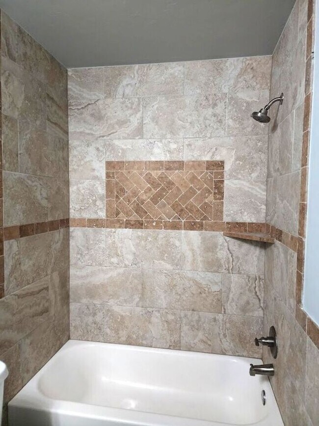 Building Photo - Spacious 5 Bedroom 3 Bath In Highland Park Add in Edmond