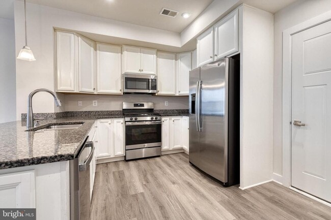 Building Photo - Live in the highly coveted community of Pa...
