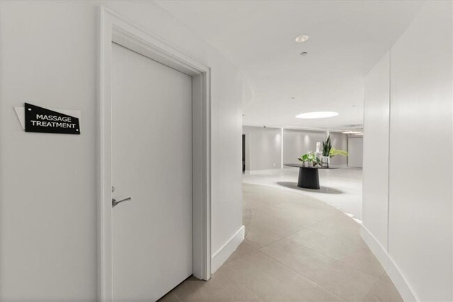 Building Photo - Luxury Living in Buckhead!