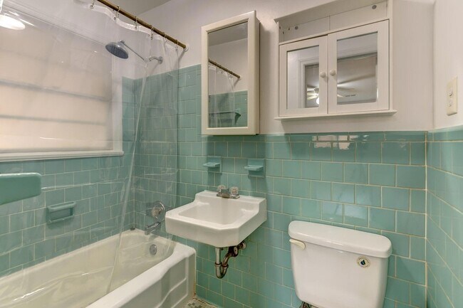 Building Photo - 1045 Riverview Dr