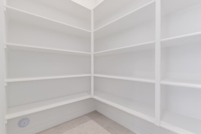 Building Photo - 713 W Longwood Dr