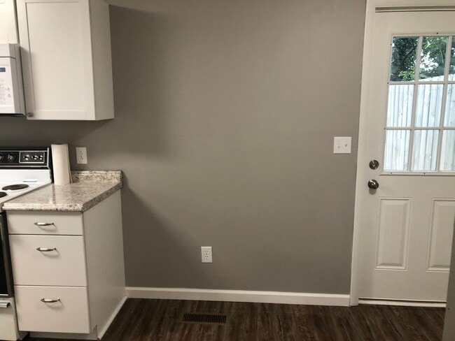 Building Photo - One Bedroom / One Bath Duplex Blountville, TN 37617