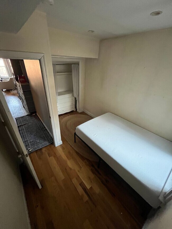 Building Photo - Great 5 bed Close to Northeastern