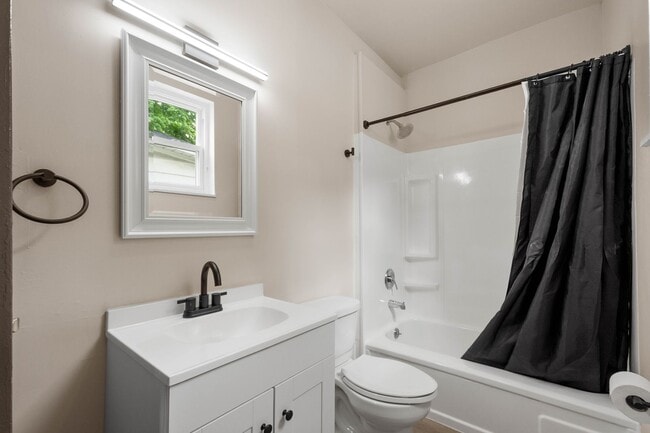 Building Photo - Stunning 2 Bedroom home in McKees Rocks available July 1!