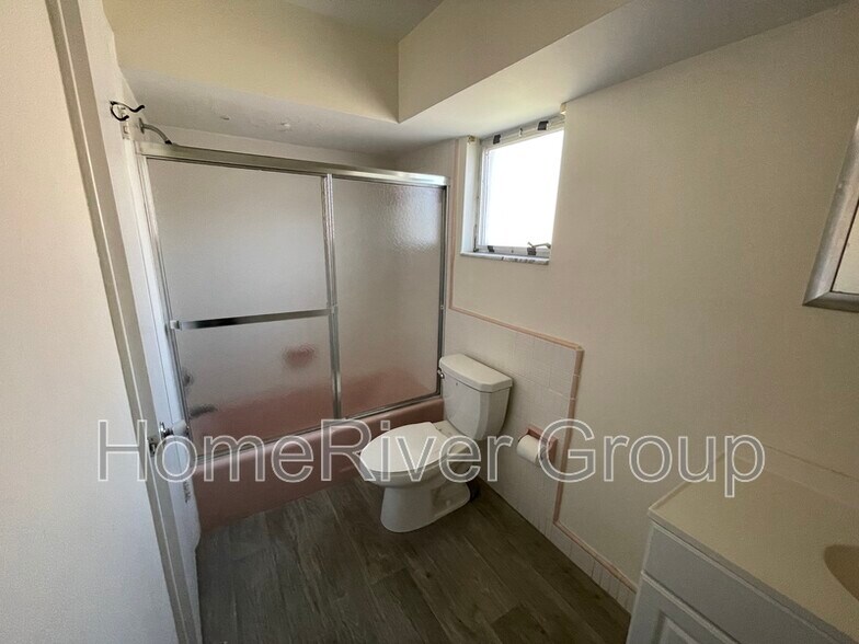 Building Photo - 1433 Covington Cir W