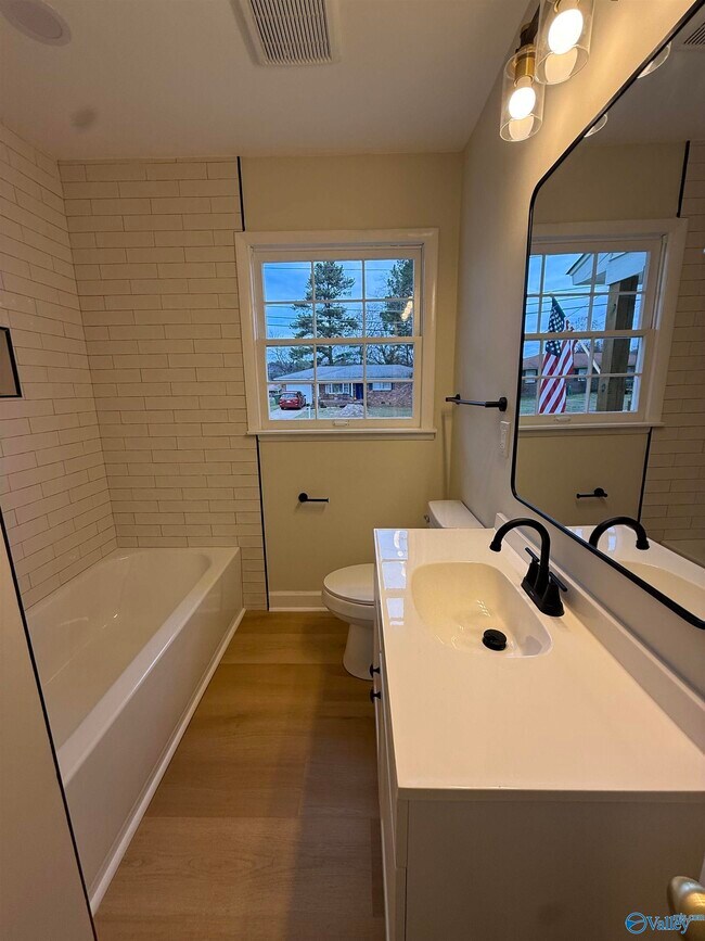 Building Photo - 1002 Parcus Rd SE